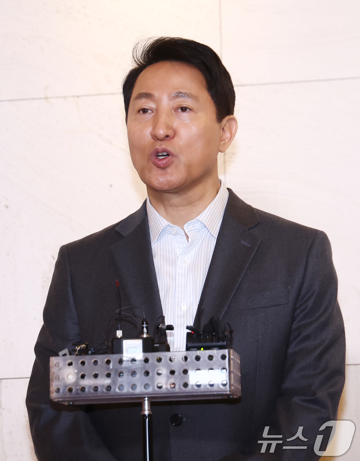 (서울=뉴스1) 김민지 기자 = 오세훈 서울시장이 12일 오후 서울 중구 더 플라자 호텔에서 열린 2026 하이서울기업지원 사업 관련 특별강의를 마친 뒤 가진 백브리핑에서 국민의힘 …