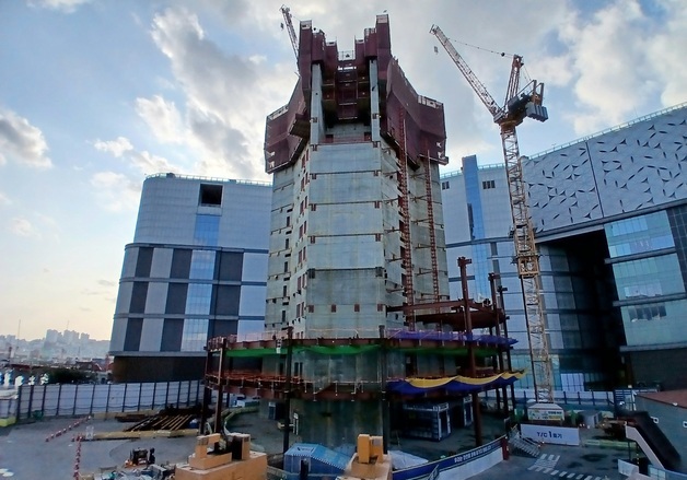 23년 표류 끝 착공한 부산롯데타워, 12층까지 올라왔다