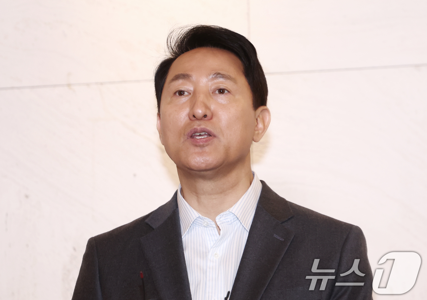 (서울=뉴스1) 김민지 기자 = 오세훈 서울시장이 12일 오후 서울 중구 더 플라자 호텔에서 열린 2026 하이서울기업지원 사업 관련 특별강의를 마친 뒤 가진 백브리핑에서 국민의힘 …