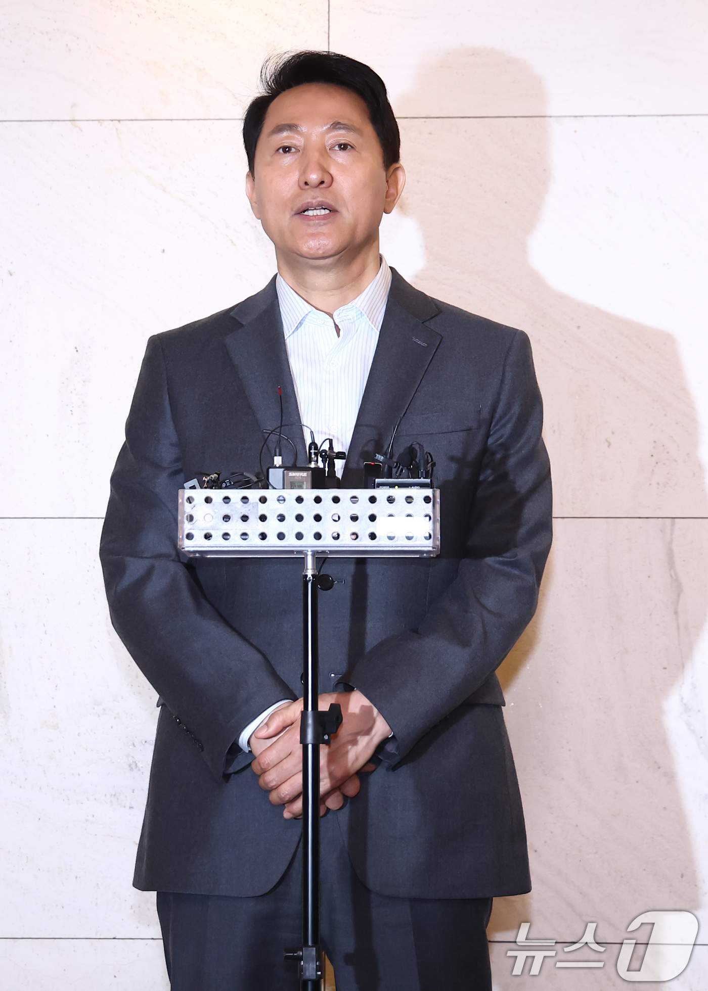 (서울=뉴스1) 김민지 기자 = 오세훈 서울시장이 12일 오후 서울 중구 더 플라자 호텔에서 열린 2026 하이서울기업지원 사업 관련 특별강의를 마친 뒤 가진 백브리핑에서 국민의힘 …