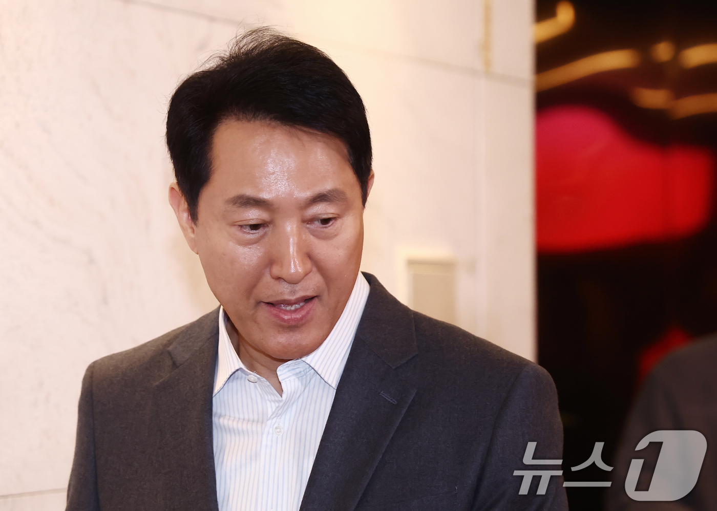 (서울=뉴스1) 김민지 기자 = 오세훈 서울시장이 12일 오후 서울 중구 더 플라자 호텔에서 열린 2026 하이서울기업지원 사업 관련 특별강의를 마치고 국민의힘 6·3 지방선거 서 …