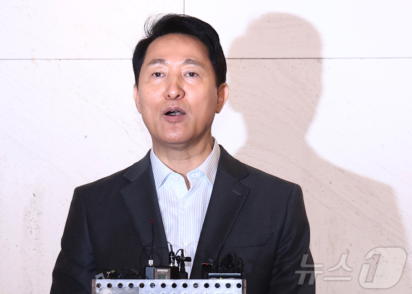 (서울=뉴스1) 김민지 기자 = 오세훈 서울시장이 12일 오후 서울 중구 더 플라자 호텔에서 열린 2026 하이서울기업지원 사업 관련 특별강의를 마친 뒤 가진 백브리핑에서 국민의힘 …