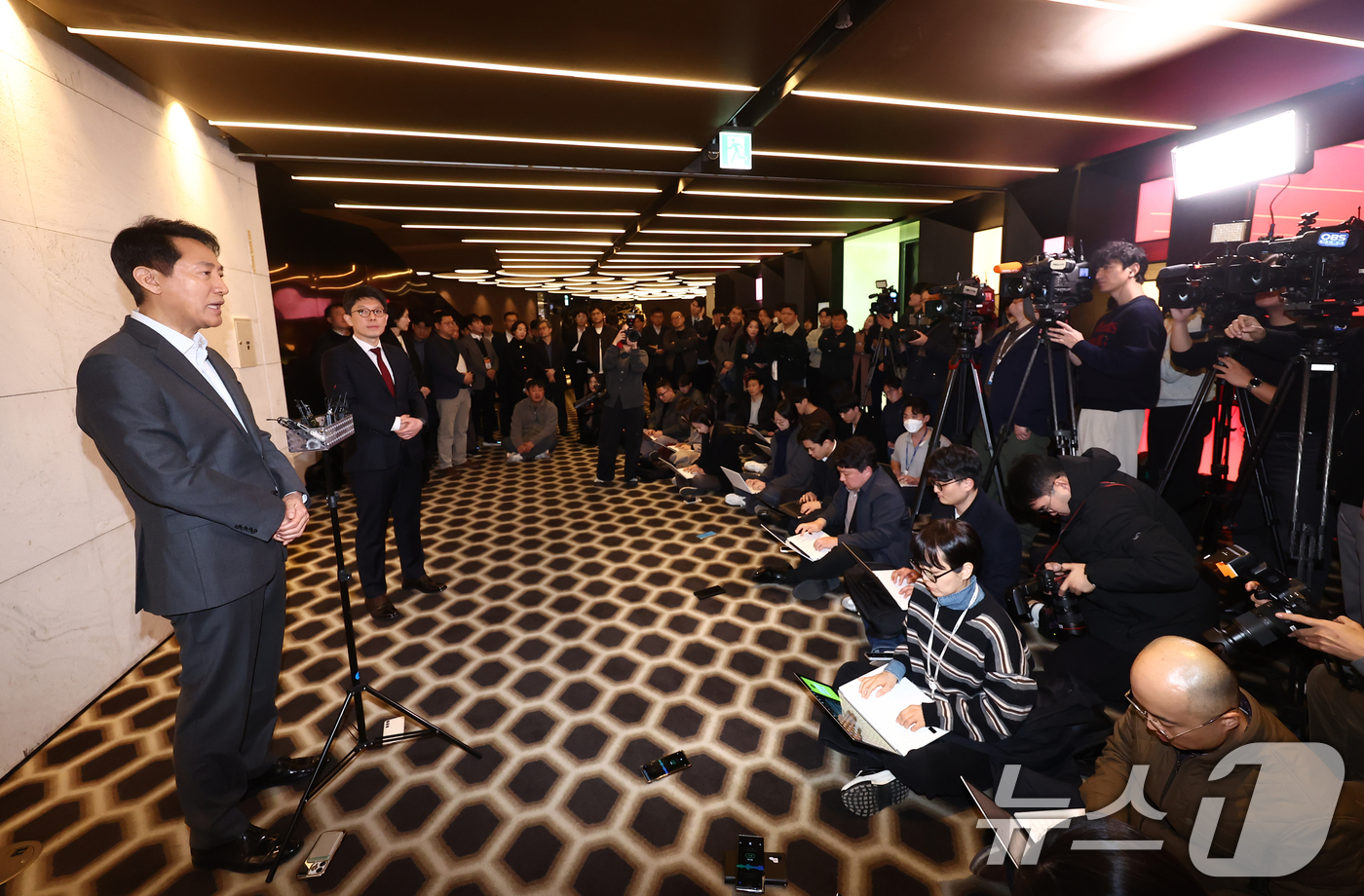 (서울=뉴스1) 김민지 기자 = 오세훈 서울시장이 12일 오후 서울 중구 더 플라자 호텔에서 열린 2026 하이서울기업지원 사업 관련 특별강의를 마친 뒤 가진 백브리핑에서 국민의힘 …