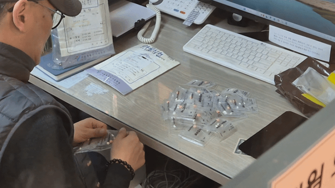 본문 이미지 - 간병인 김원국 씨가 환자들의 약을 정리하고 있다. 2026.3.12/뉴스1 조유리 기자