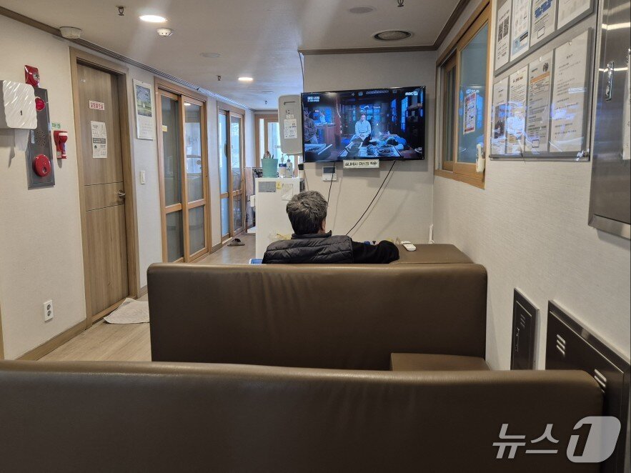 본문 이미지 - 미소꿈터 이용자가 소파에서 휴식을 취하고 있다. 2026.3.12/뉴스1 조유리 기자