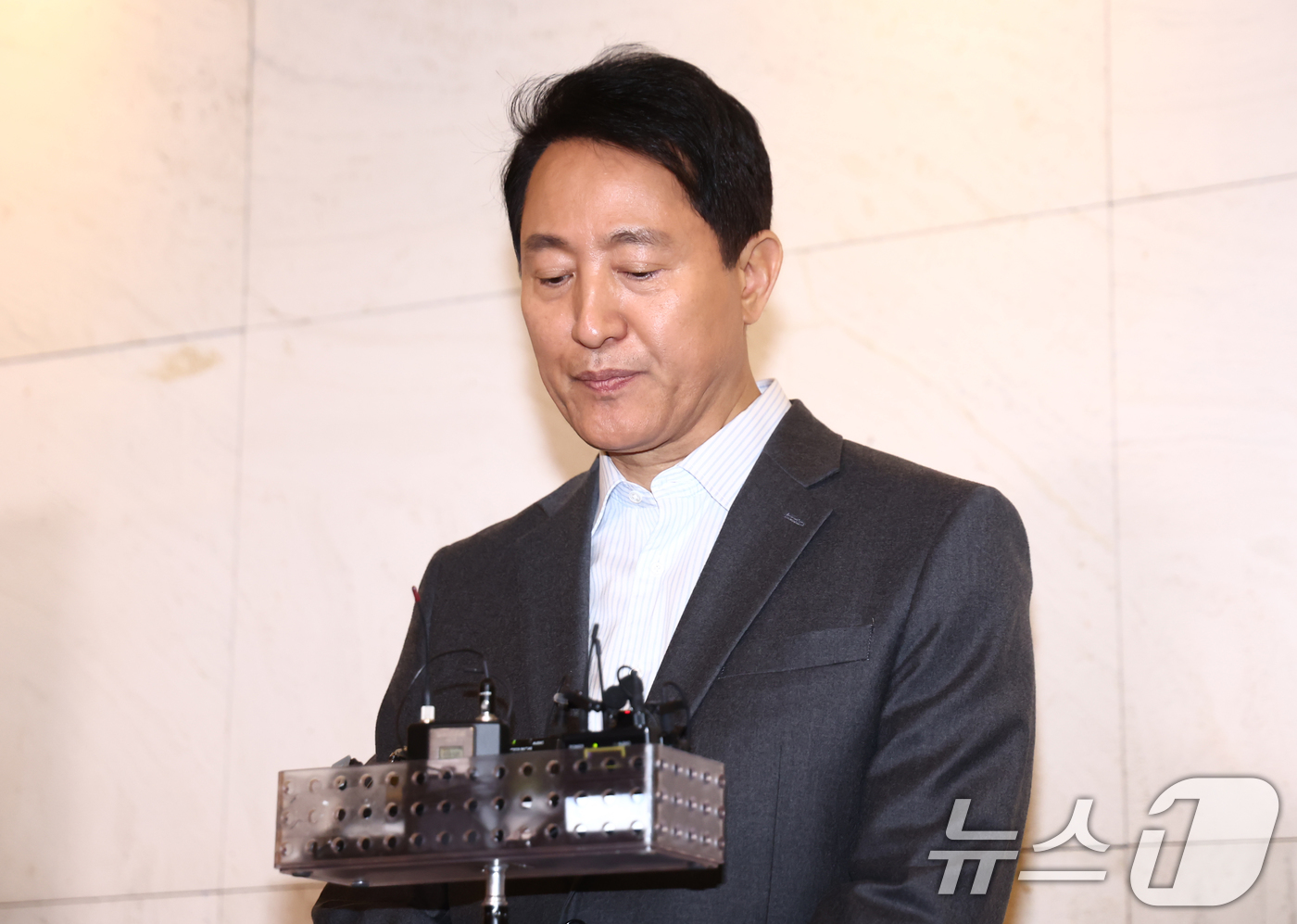 (서울=뉴스1) 김민지 기자 = 오세훈 서울시장이 12일 오후 서울 중구 더 플라자 호텔에서 열린 2026 하이서울기업지원 사업 관련 특별강의를 마친 뒤 가진 백브리핑에서 국민의힘 …