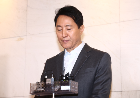 굳은 표정으로 백브리핑 하는 오세훈 시장