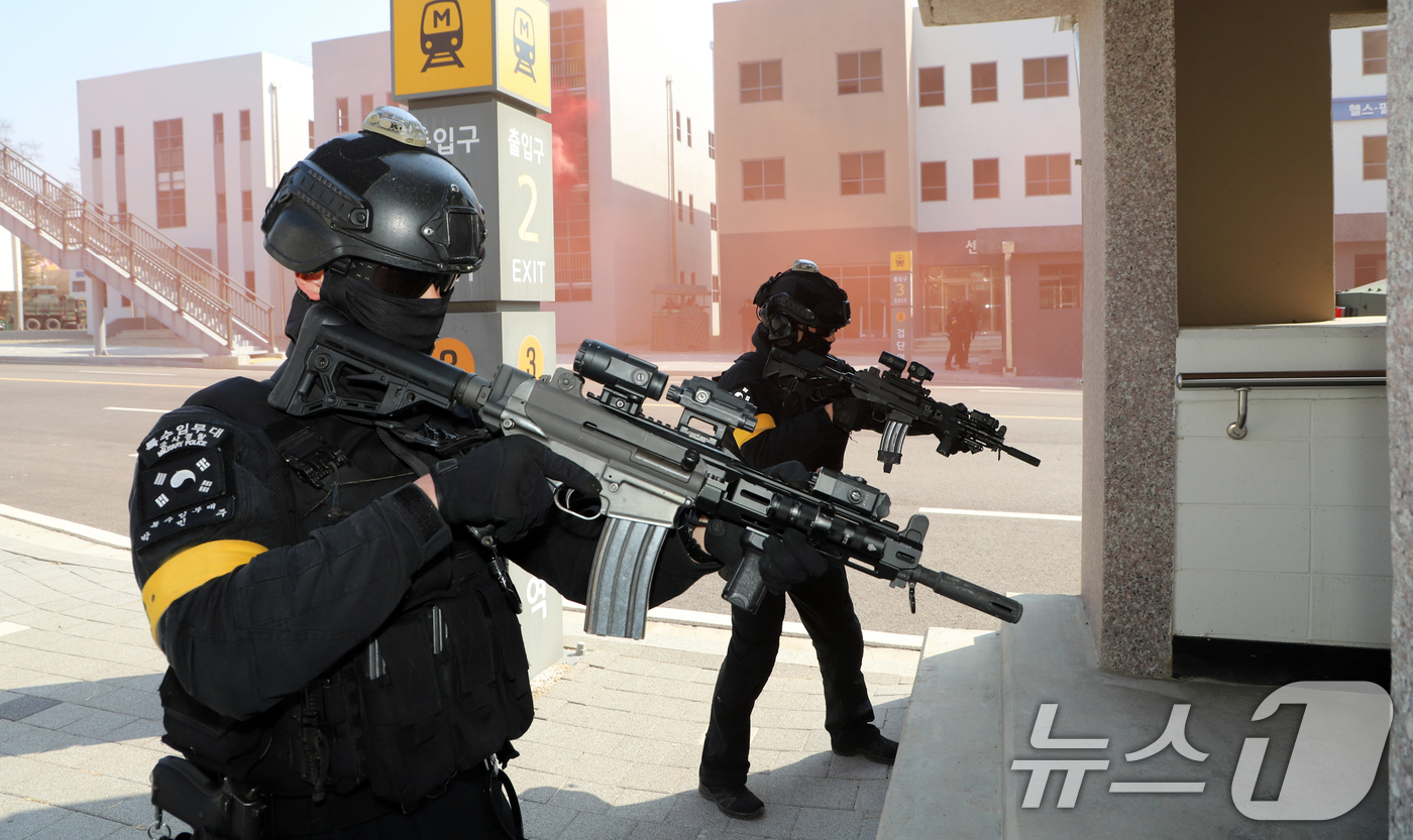 (서울=뉴스1) = 12일 인천도시지역전투훈련장에서 진행된 통합방위작전 훈련에서 17사단 군사경찰대대 특임대가 테러 용의자 제압을 위해 지하철 역사 일대 봉쇄선 점령 작전을 수행하 …