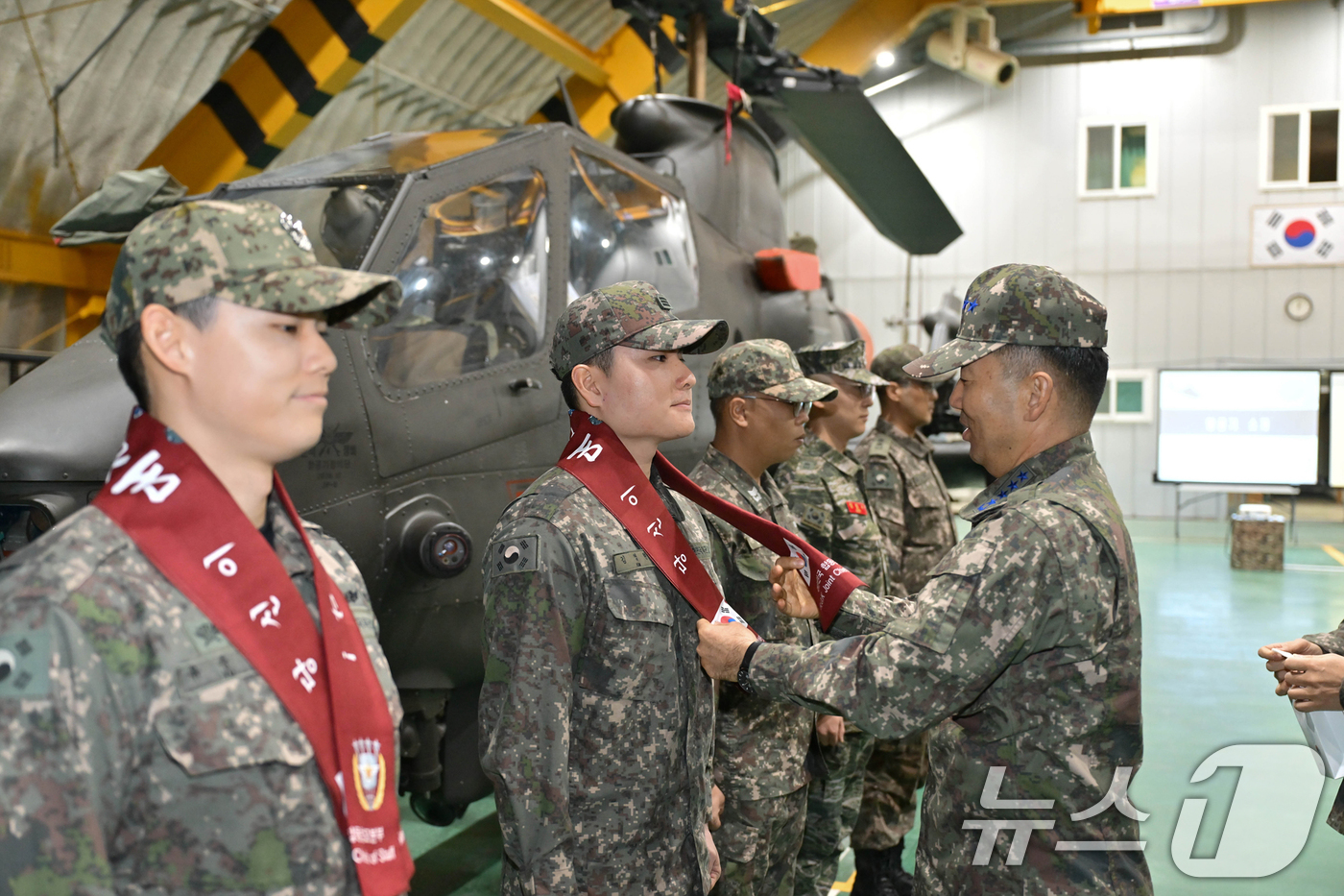 (서울=뉴스1) = 12일 백령도를 방문한 진영승 합참의장이 육군항공대 장병들에게 머플러를 둘러주며 격려하고 있다. (합동참모본부 제공. 재판매 및 DB 금지) 2026.3.12/ …