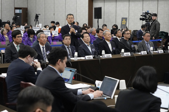 질의에 답하는 증인