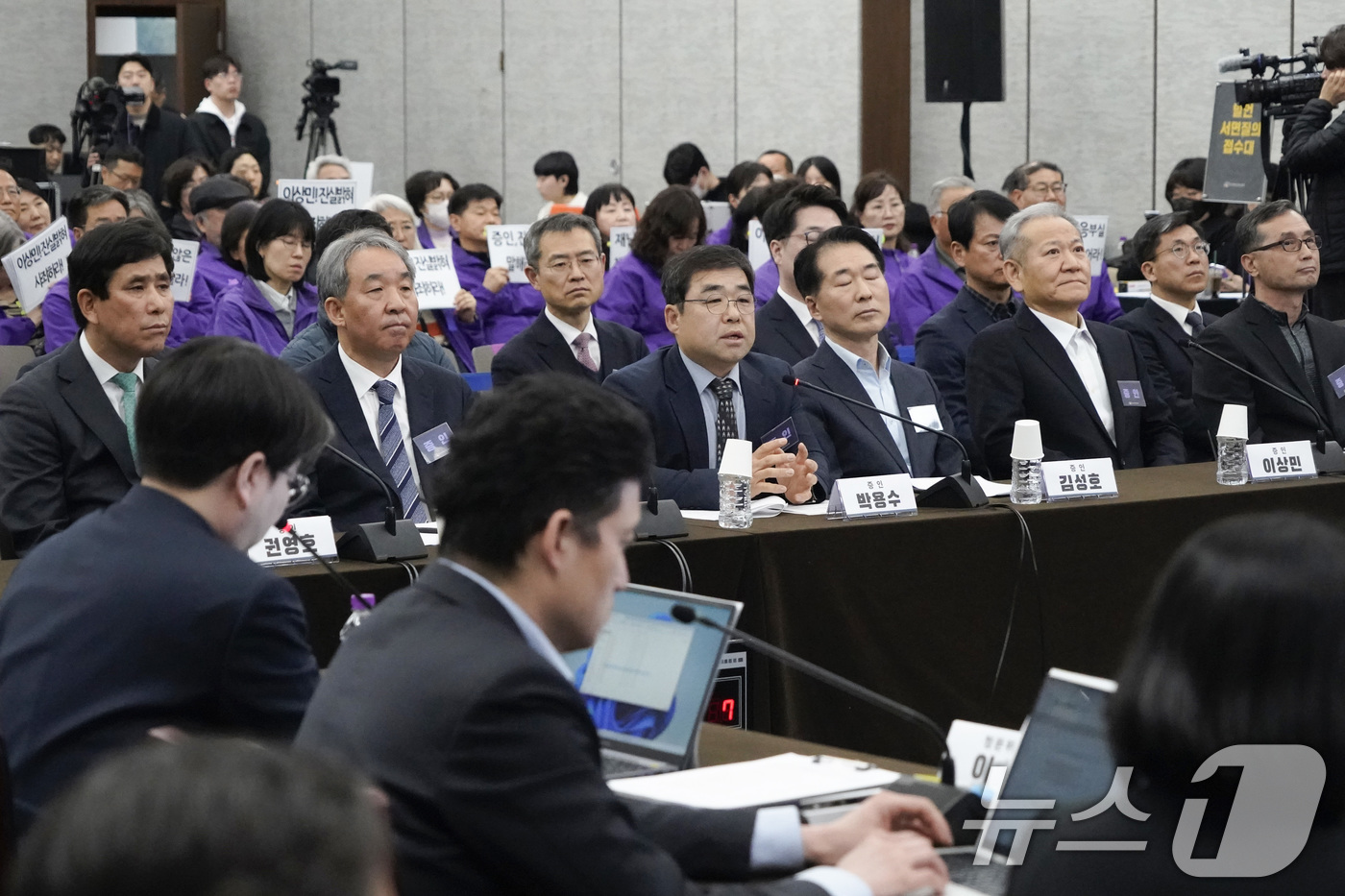 (서울=뉴스1) 최지환 기자 = 증인들이 12일 서울 중구 은행회관에서 열린 10·29 이태원참사 진상규명 청문회에서 질의에 답하고 있다. (공동취재) 2026.3.12/뉴스1