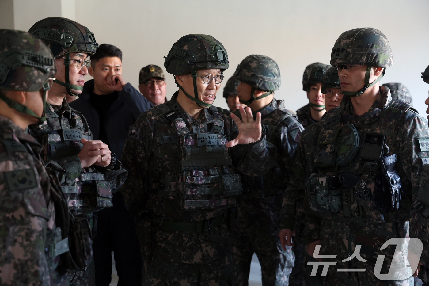 (서울=뉴스1) = 김규하 육군참모총장이 12일 인천도시지역전투훈련장에서 진행된 통합방위작전 훈련 현장을 방문해 작전 지도를 하고 있다. (육군 제공. 재판매 및 DB 금지) 20 …