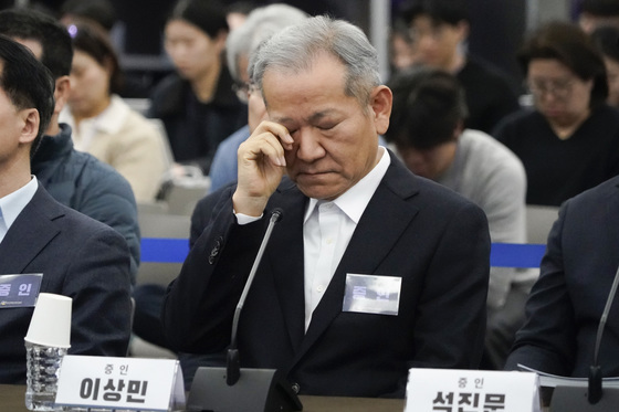 생각에 잠긴 이상민