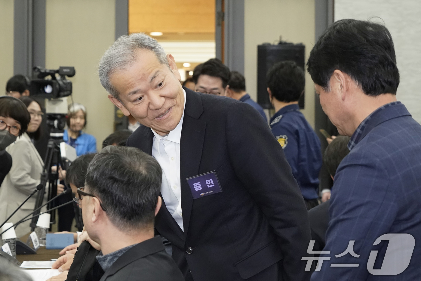 (서울=뉴스1) 최지환 기자 = 이상민 전 행정안전부 장관이 12일 서울 중구 은행회관에서 열린 10·29 이태원참사 진상규명 청문회에 증인으로 참석하고 있다. (공동취재) 202 …