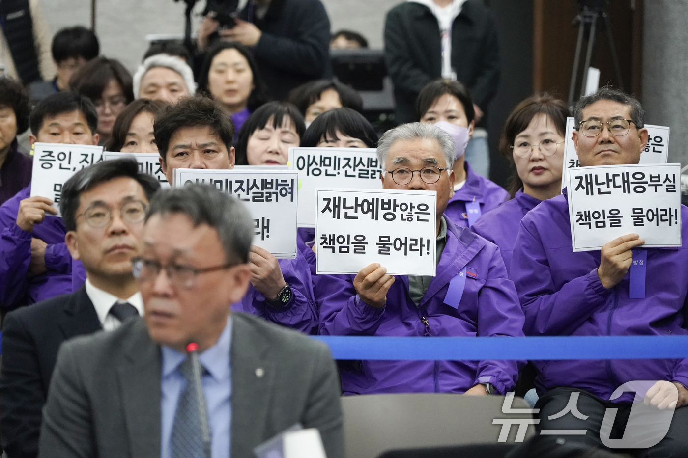 (서울=뉴스1) 최지환 기자 = 이태원 참사 유가족들이 12일 서울 중구 은행회관에서 열린 10·29 이태원참사 진상규명 청문회에서 증인들의 답변을 듣고 있다.(공동취재)  202 …