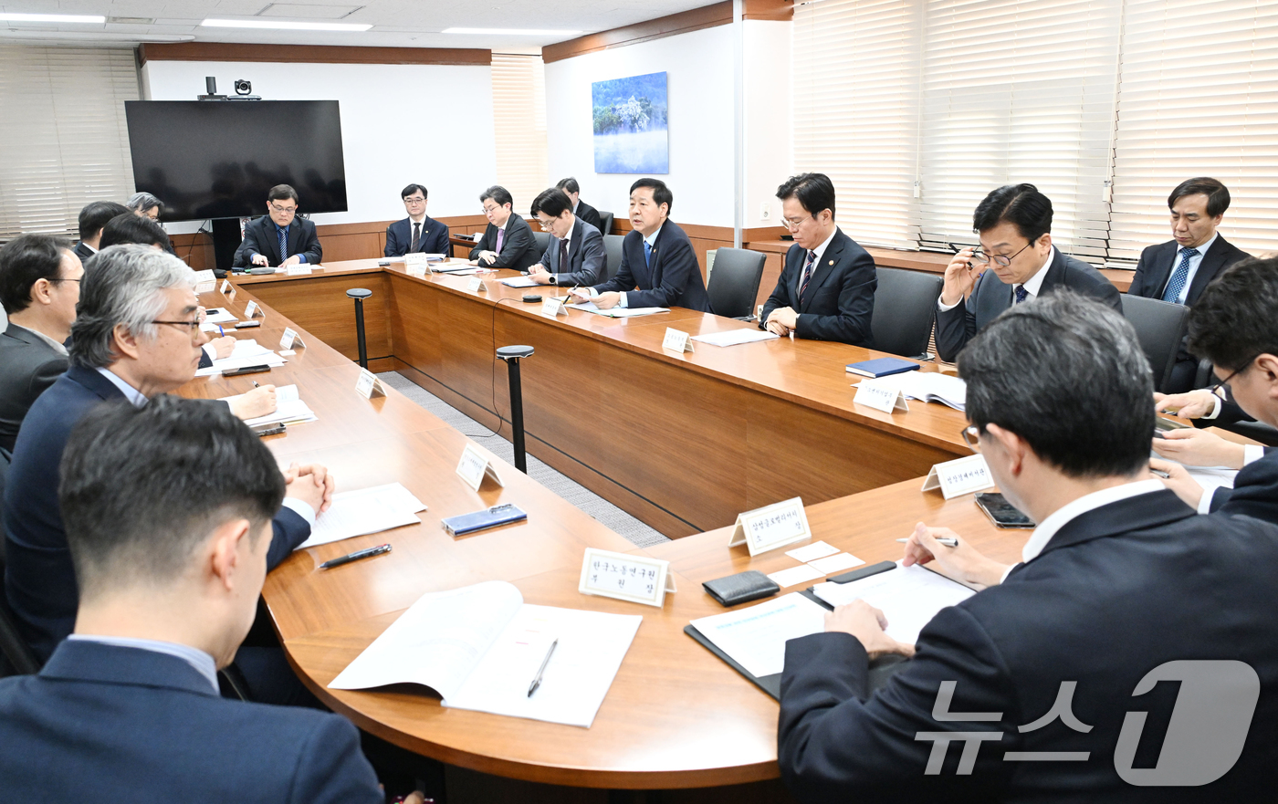 (서울=뉴스1) = 구윤철 부총리 겸 재정경제부 장관이 12일 오후 서울 종로구 정부서울청사에서 열린 '중동상황 관련 민관 합동 비상경제 대응회의'를 주재하고 있다. (재정경제부 …