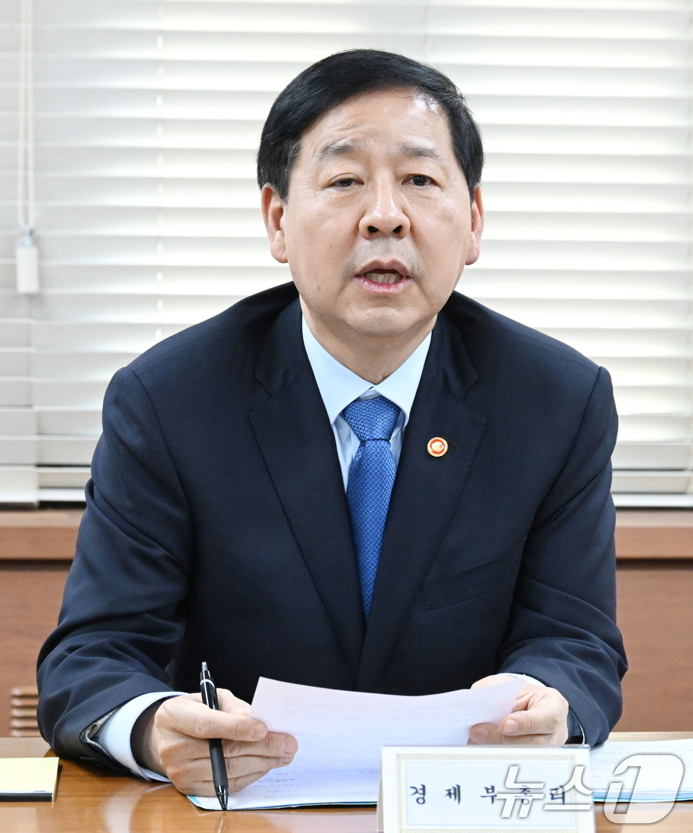 (서울=뉴스1) = 구윤철 부총리 겸 재정경제부 장관이 12일 오후 서울 종로구 정부서울청사에서 열린 '중동상황 관련 민관 합동 비상경제 대응회의'를 주재하고 있다. (재정경제부 …