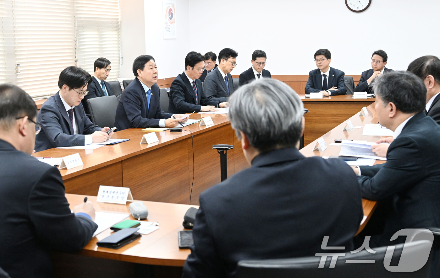 (서울=뉴스1) = 구윤철 부총리 겸 재정경제부 장관이 12일 오후 서울 종로구 정부서울청사에서 열린 '중동상황 관련 민관 합동 비상경제 대응회의'를 주재하고 있다. (재정경제부 …