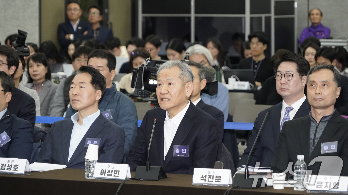 (서울=뉴스1) 최지환 기자 = 이상민 전 행정안전부 장관이 12일 서울 중구 은행회관에서 열린 10·29 이태원참사 진상규명 청문회에서 질의에 답하고 있다. (공동취재) 2026 …