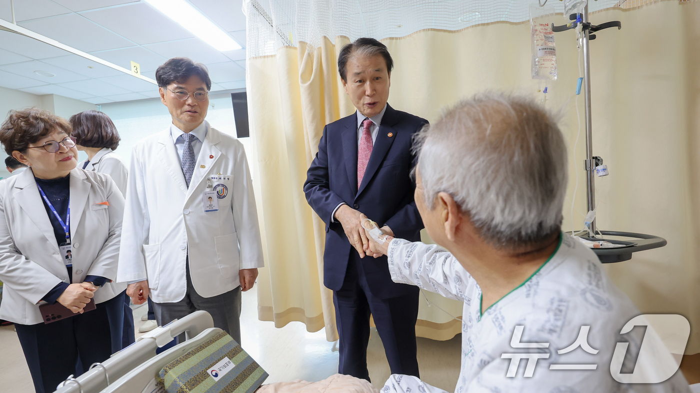 (서울=뉴스1) = 권오을 국가보훈부 장관이 12일 오후 제주지역 보훈현장 소통 행보를 위해 보훈 위탁병원인 제주대학교병원을 현장방문해 입원중인 국가유공자를 위문하고 있다. (국가 …