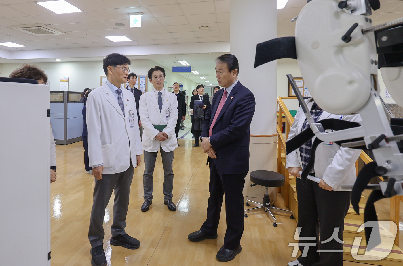 (서울=뉴스1) = 권오을 국가보훈부 장관이 12일 오후 제주지역 보훈현장 소통 행보를 위해 보훈 위탁병원인 제주대학교병원을 현장방문해 최국명 제주대학교병원장과 함께 병원시설을 둘 …