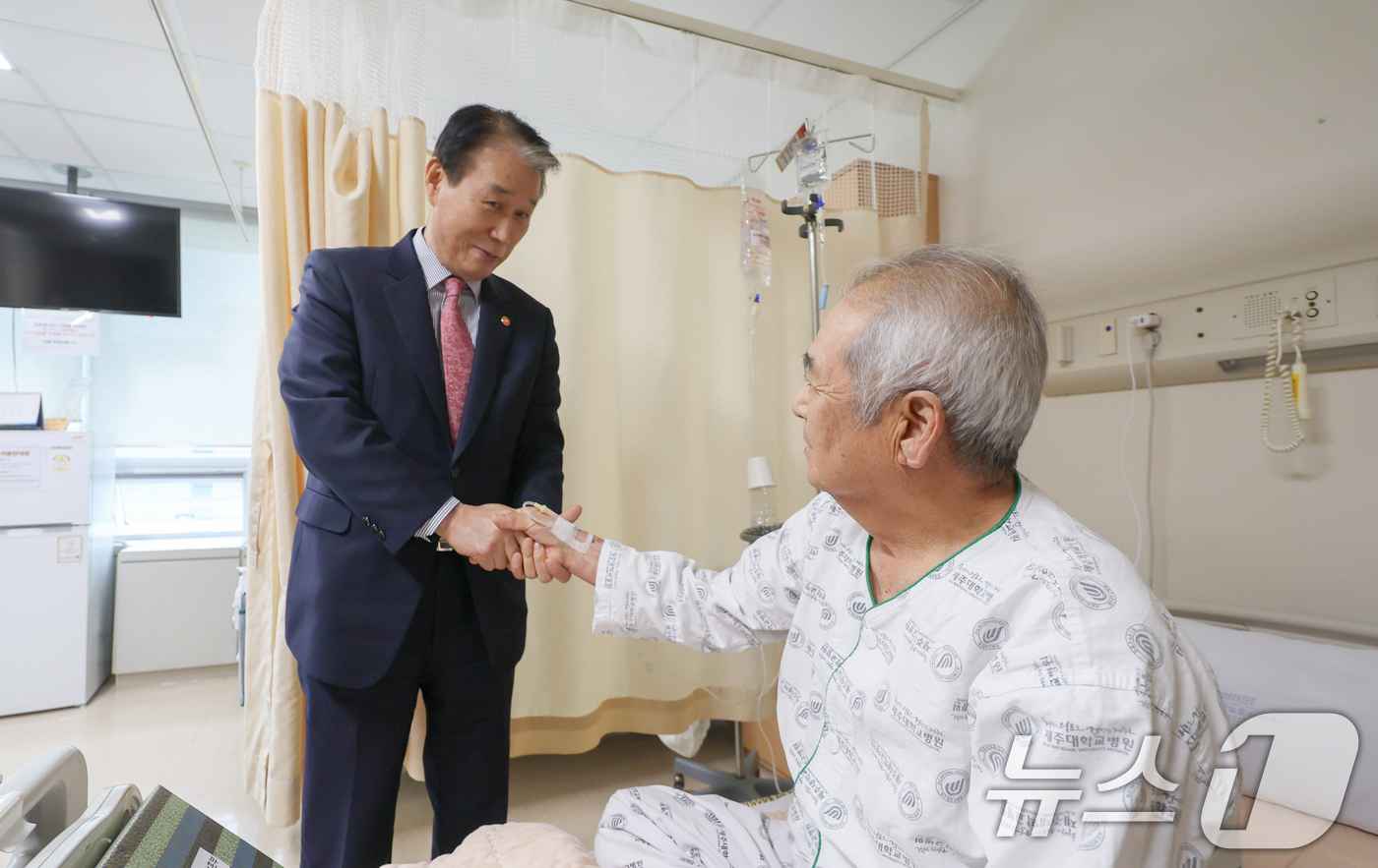 (서울=뉴스1) = 권오을 국가보훈부 장관이 12일 오후 제주지역 보훈현장 소통 행보를 위해 보훈 위탁병원인 제주대학교병원을 현장방문해 입원중인 국가유공자를 위문하고 있다. (국가 …