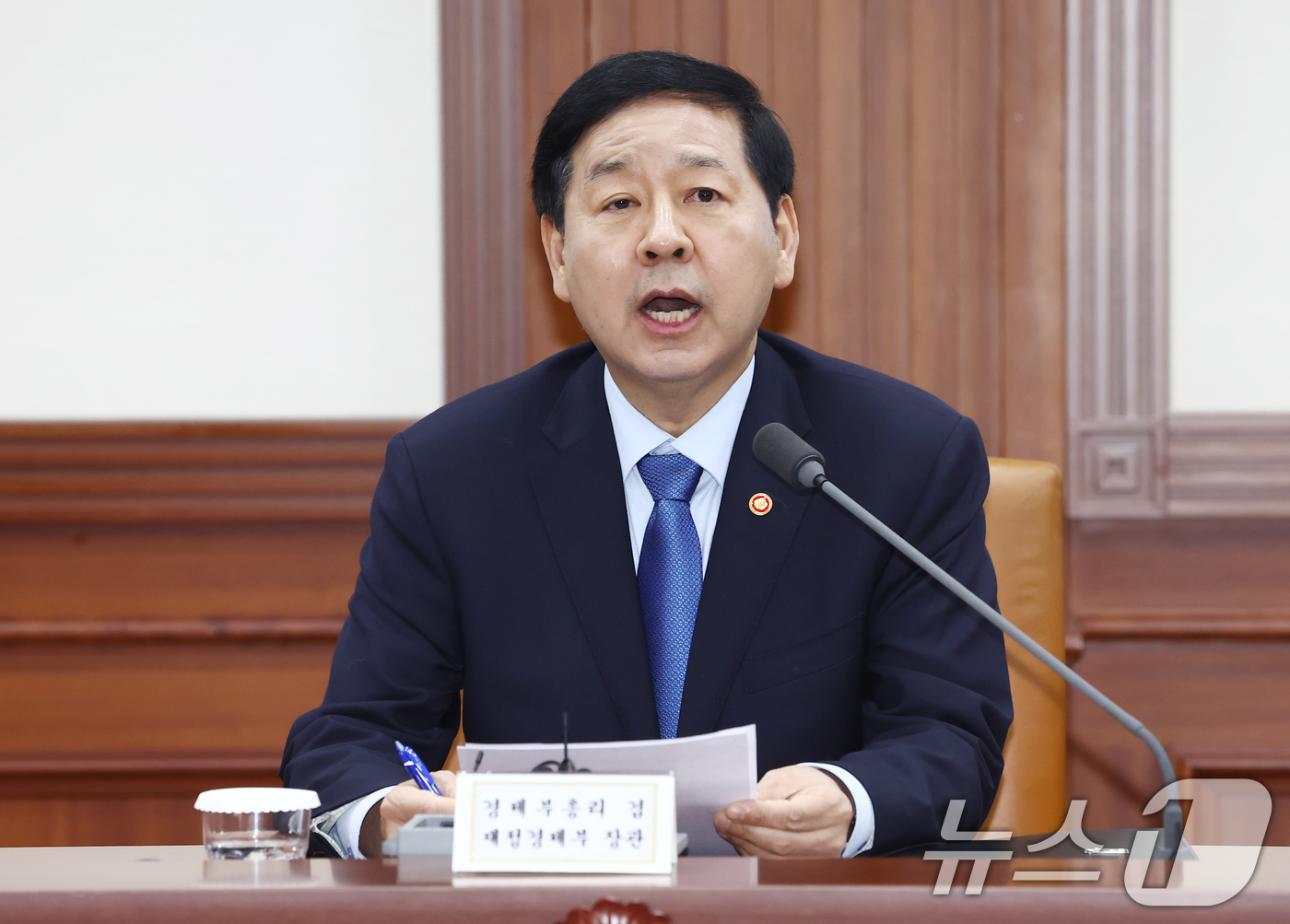 (서울=뉴스1) 김민지 기자 = 구윤철 경제부총리 겸 재정경제부 장관이 12일 오후 서울 종로구 정부서울청사 영상회의실에서 열린 '민생물가 특별관리 관계장관 TF 회의'에서 석유 …