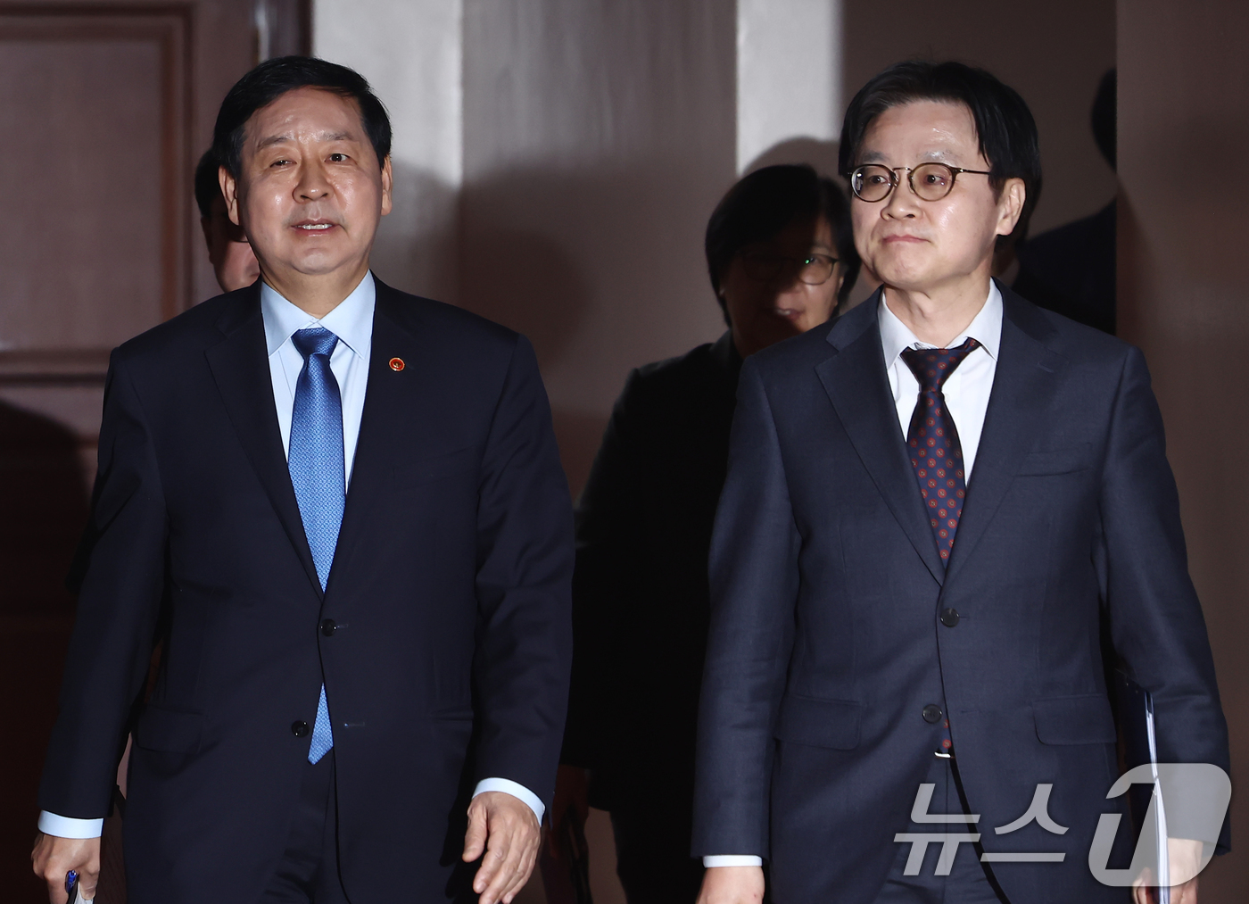 (서울=뉴스1) 김민지 기자 = 구윤철 경제부총리 겸 재정경제부 장관(왼쪽)과 김정관 산업통상자원부 장관이 12일 오후 서울 종로구 정부서울청사 영상회의실에서 열린 '민생물가 특별 …