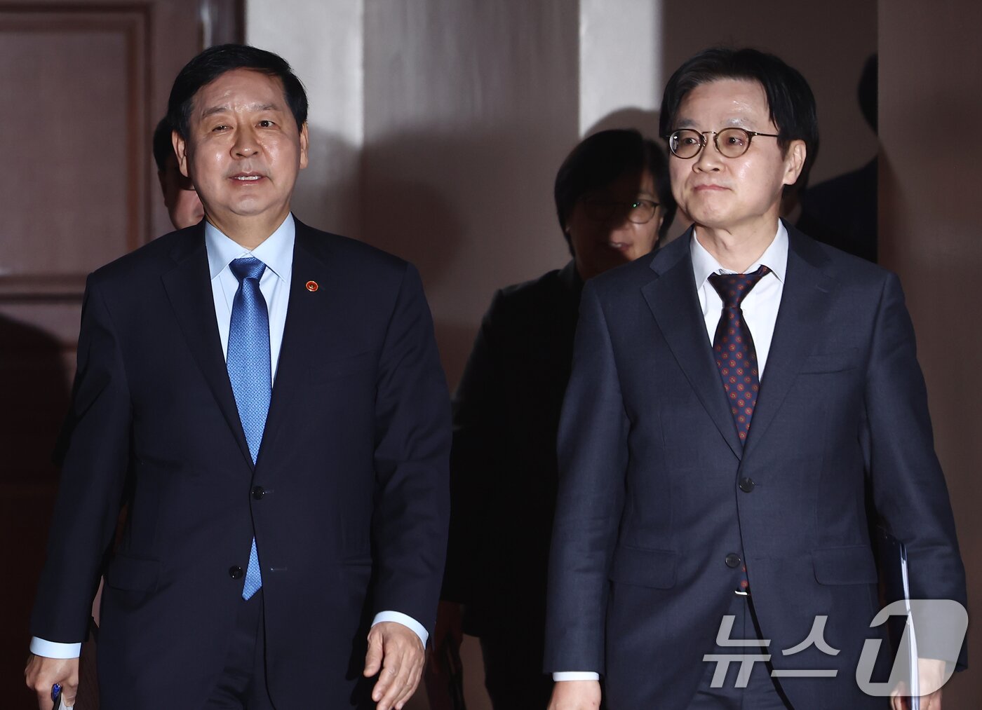 본문 이미지 - 구윤철 경제부총리 겸 재정경제부 장관(왼쪽)과 김정관 산업통상자원부 장관이 12일 오후 서울 종로구 정부서울청사 영상회의실에서 열린 '민생물가 특별관리 관계장관 TF 회의'에 참석하고 있다. 2026.3.12 ⓒ 뉴스1 김민지 기자