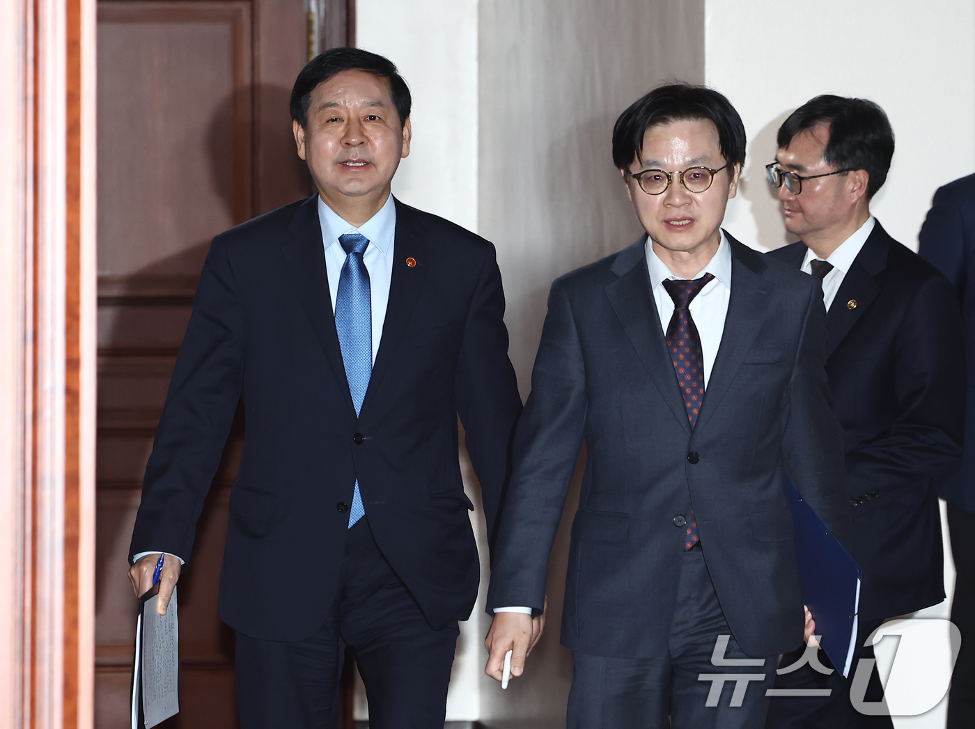 (서울=뉴스1) 김민지 기자 = 구윤철 경제부총리 겸 재정경제부 장관(왼쪽)과 김정관 산업통상자원부 장관이 12일 오후 서울 종로구 정부서울청사 영상회의실에서 열린 '민생물가 특별 …