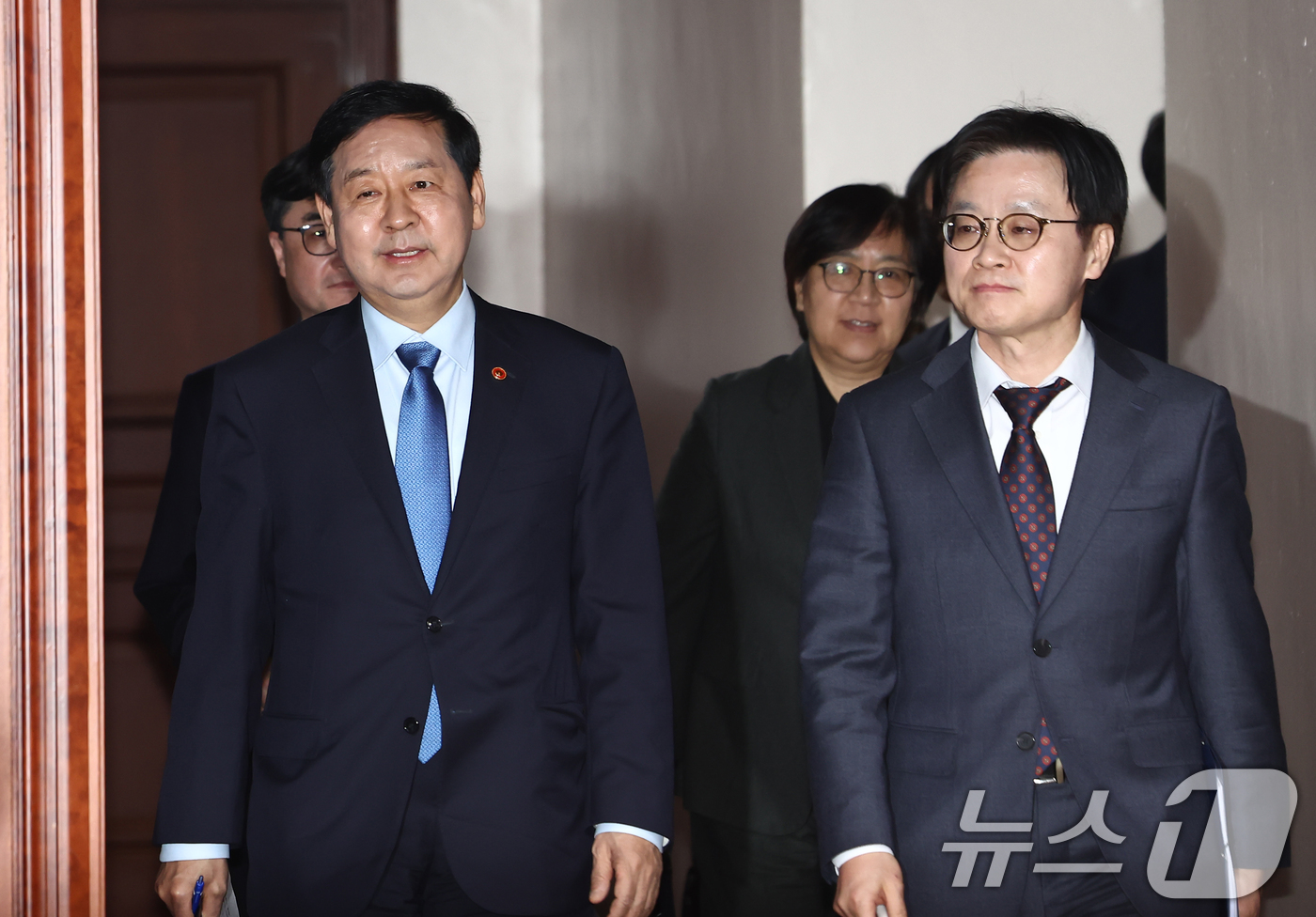 (서울=뉴스1) 김민지 기자 = 구윤철 경제부총리 겸 재정경제부 장관(왼쪽)과 김정관 산업통상자원부 장관 등이 12일 오후 서울 종로구 정부서울청사 영상회의실에서 열린 '민생물가 …