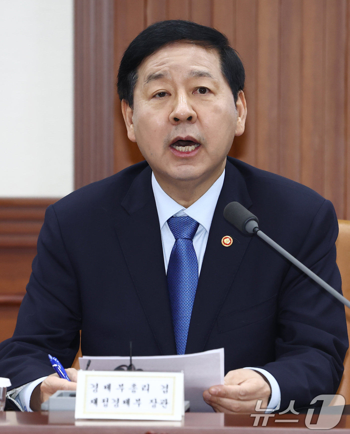 (서울=뉴스1) 김민지 기자 = 구윤철 경제부총리 겸 재정경제부 장관이 12일 오후 서울 종로구 정부서울청사 영상회의실에서 열린 '민생물가 특별관리 관계장관 TF 회의'에서 석유 …