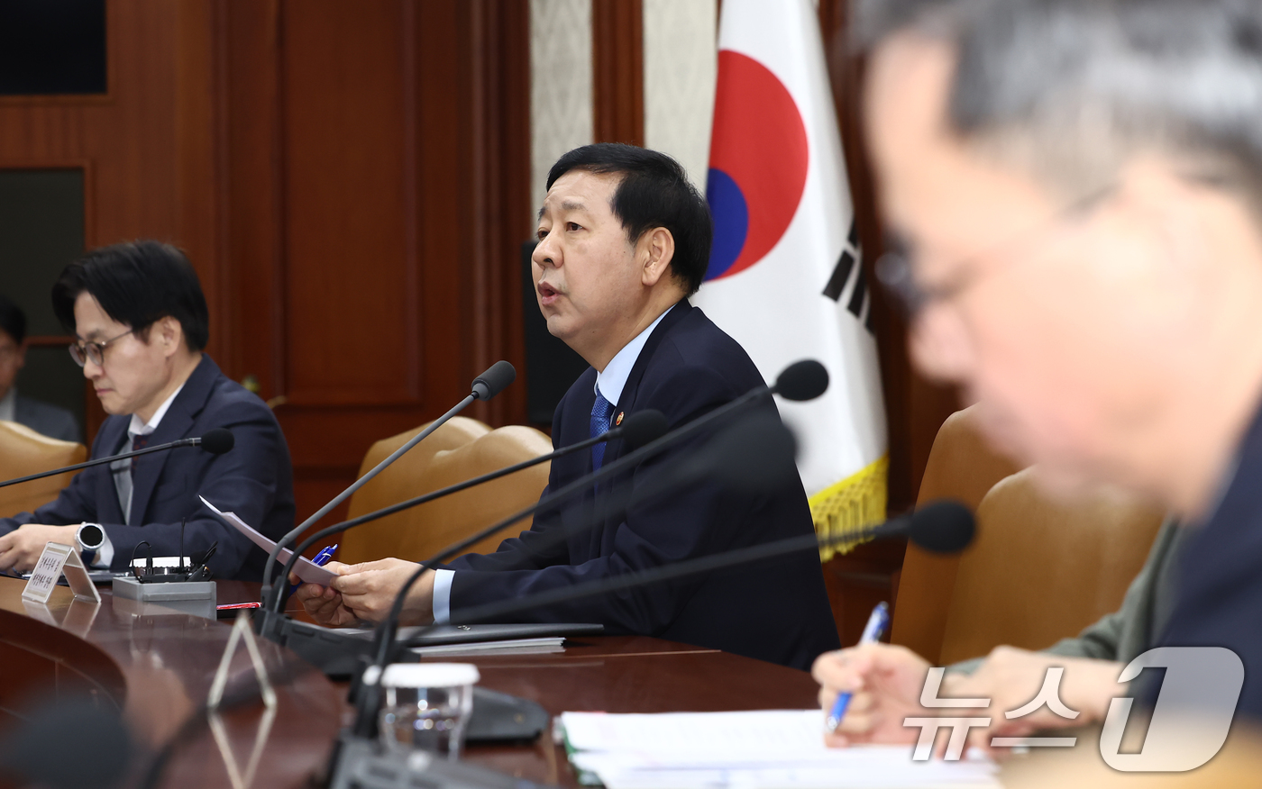 (서울=뉴스1) 김민지 기자 = 구윤철 경제부총리 겸 재정경제부 장관이 12일 오후 서울 종로구 정부서울청사 영상회의실에서 열린 '민생물가 특별관리 관계장관 TF 회의'에서 석유 …