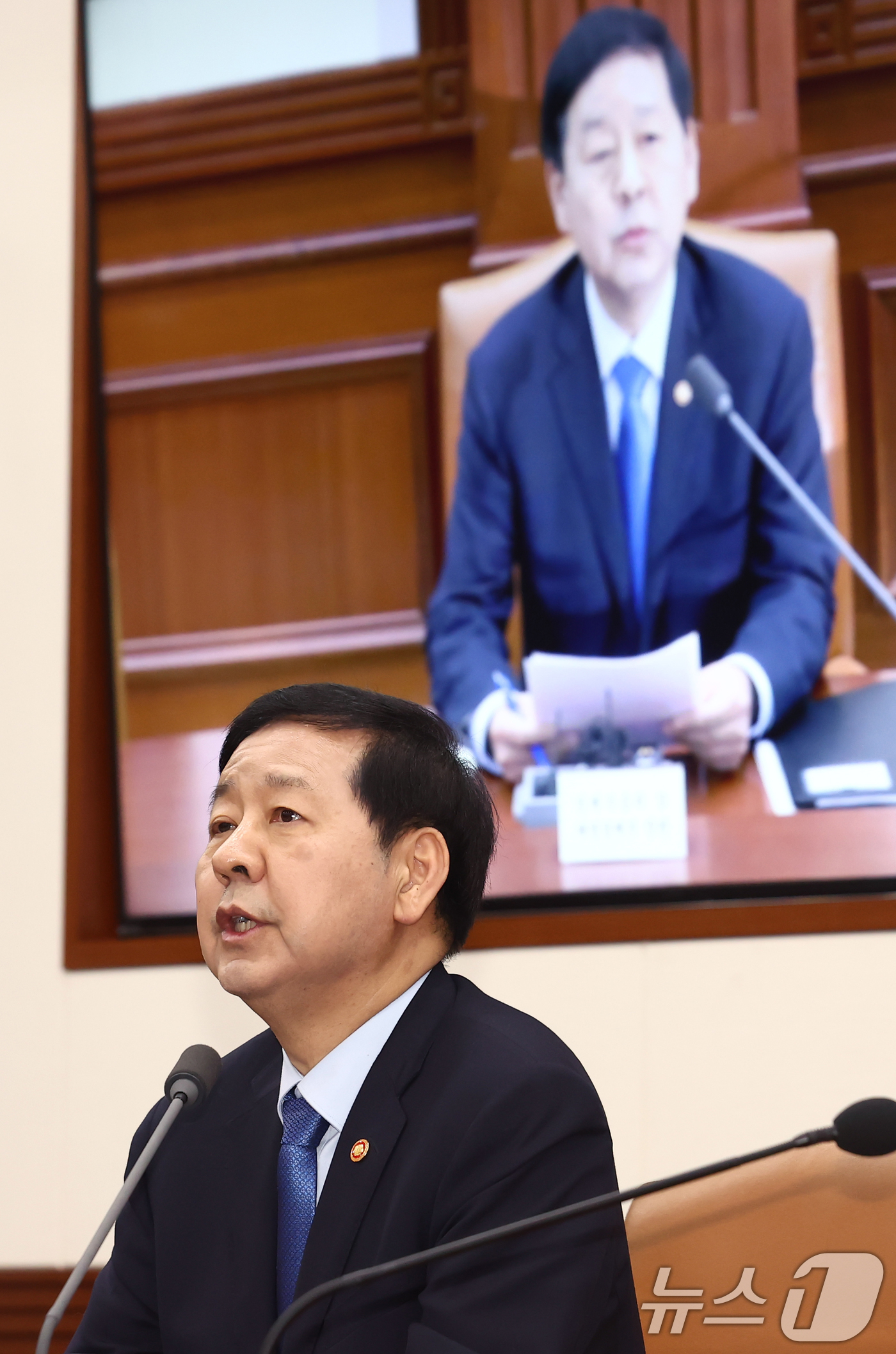 (서울=뉴스1) 김민지 기자 = 구윤철 경제부총리 겸 재정경제부 장관이 12일 오후 서울 종로구 정부서울청사 영상회의실에서 열린 '민생물가 특별관리 관계장관 TF 회의'에서 석유 …