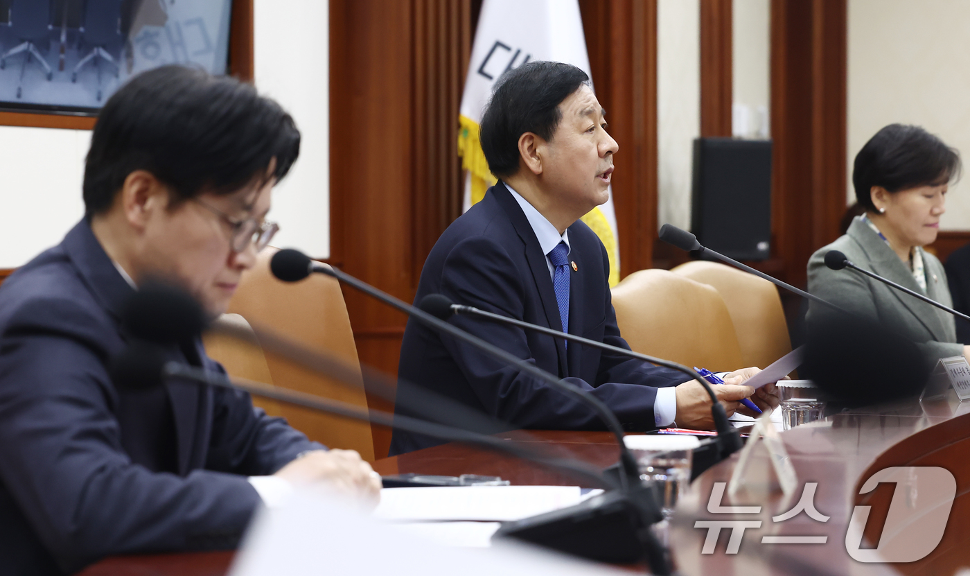 (서울=뉴스1) 김민지 기자 = 구윤철 경제부총리 겸 재정경제부 장관이 12일 오후 서울 종로구 정부서울청사 영상회의실에서 열린 '민생물가 특별관리 관계장관 TF 회의'에서 석유 …