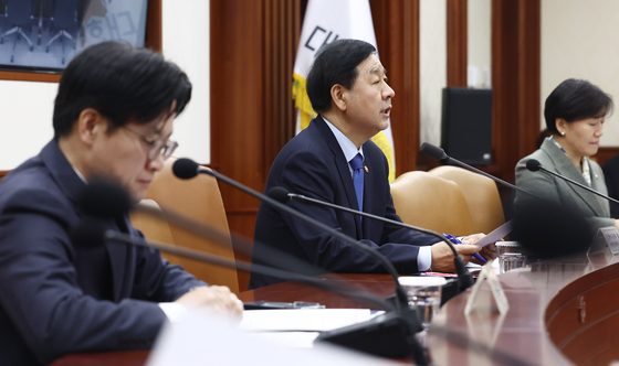 ​'최고가격제'로 유가 포문 연 정부…비축유·유류세·추경 가용수단 총동원