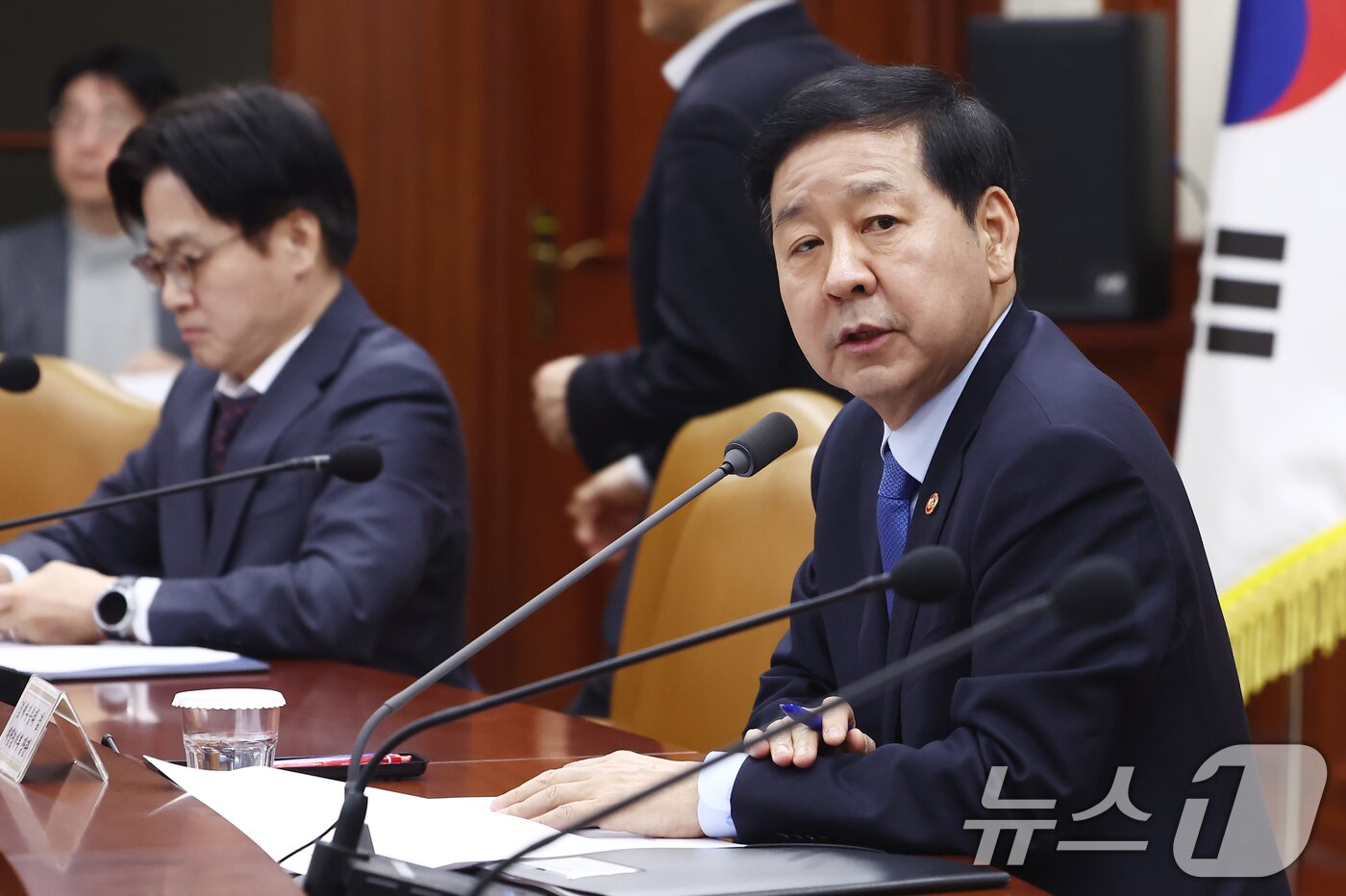 본문 이미지 - 구윤철 경제부총리 겸 재정경제부 장관이 12일 오후 서울 종로구 정부서울청사 영상회의실에서 열린 '민생물가 특별관리 관계장관 TF 회의'에서 발언하고 있다. 왼쪽은 김정관 산업통상자원부 장관. 2026.3.12 ⓒ 뉴스1 김민지 기자