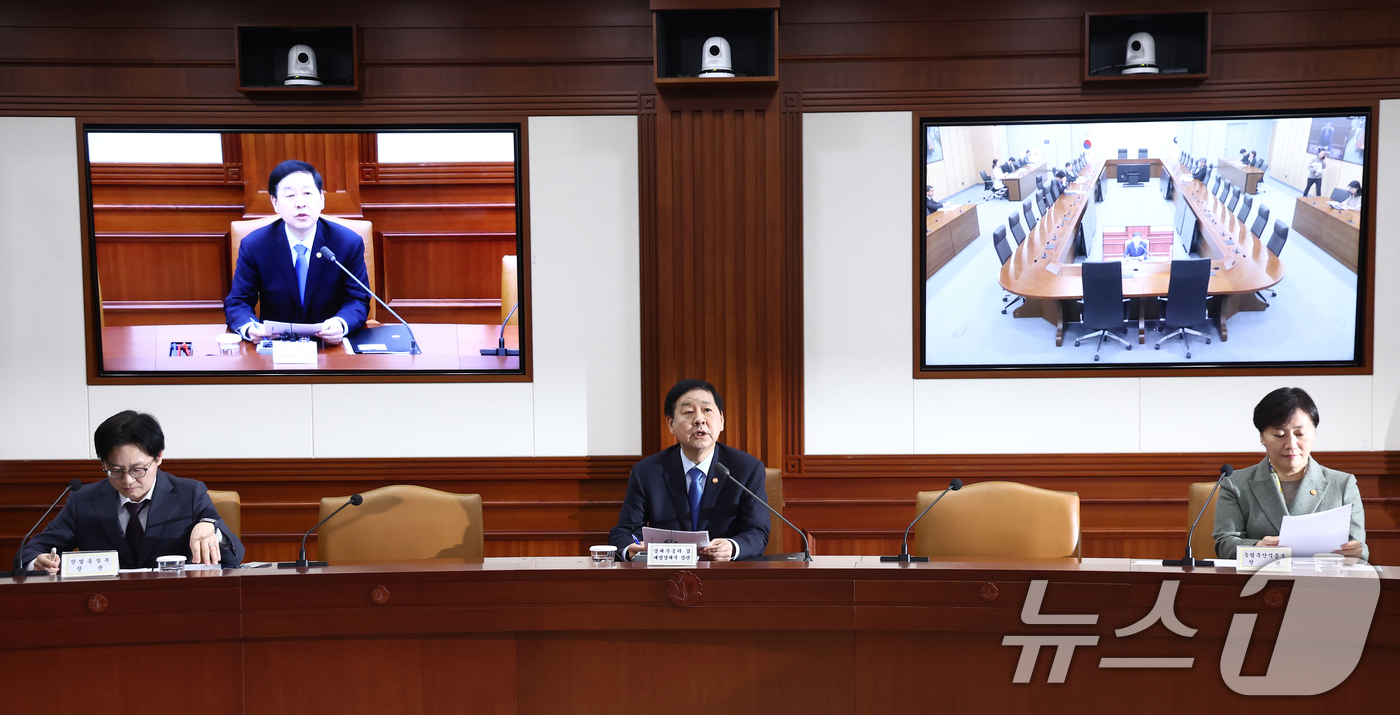 (서울=뉴스1) 김민지 기자 = 구윤철 경제부총리 겸 재정경제부 장관이 12일 오후 서울 종로구 정부서울청사 영상회의실에서 열린 '민생물가 특별관리 관계장관 TF 회의'에서 석유 …