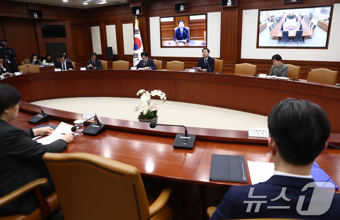 (서울=뉴스1) 김민지 기자 = 구윤철 경제부총리 겸 재정경제부 장관이 12일 오후 서울 종로구 정부서울청사 영상회의실에서 열린 '민생물가 특별관리 관계장관 TF 회의'에서 석유 …