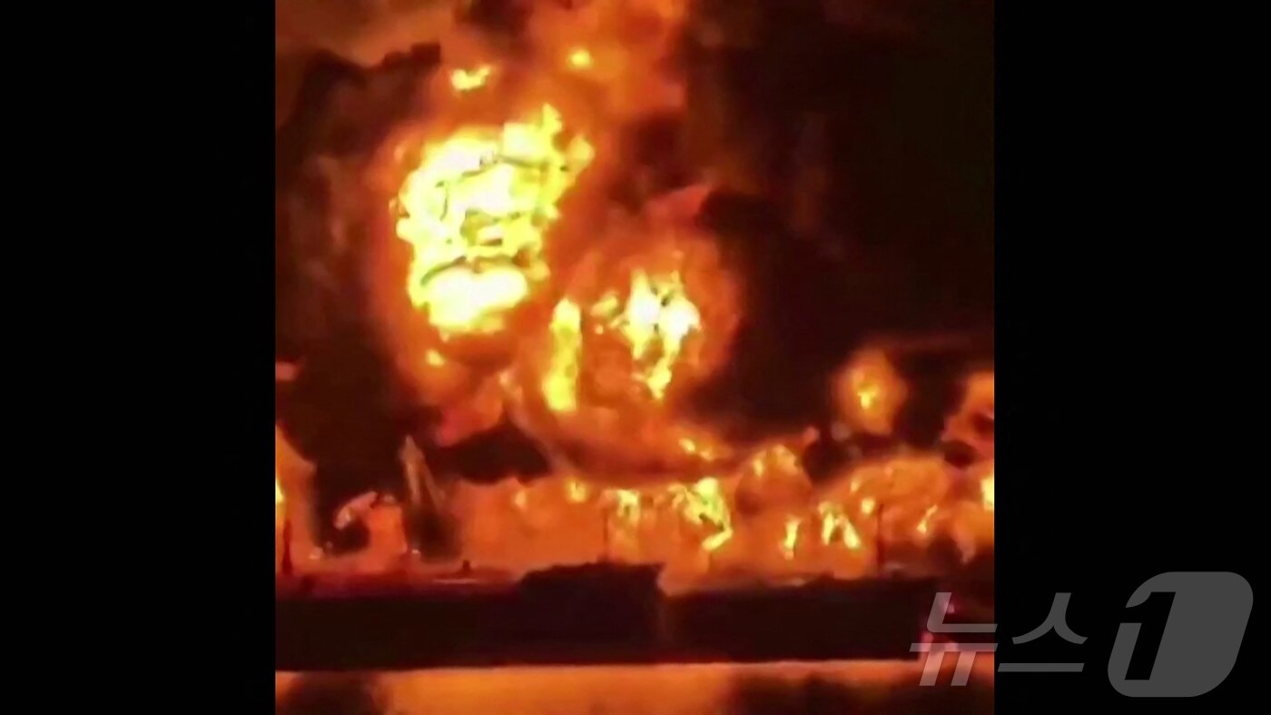 본문 이미지 - 이라크 해안에서 유조선 2척이 이란 공격을 받고 불타는 모습. 2026.03.12 ⓒ AFP=뉴스1