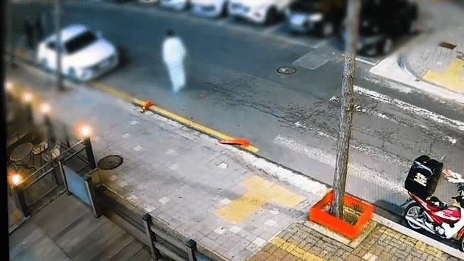 [영상] 테이저건 맞고도 멀쩡…아찔했던 거구의 '묻지마 범죄'