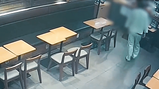 본문 이미지 - A 씨가 카페에 들어가 빵칼을 들고 나가는 모습. (경기남부경찰청 제공. 재판매 및 DB 금지) 2026.3.12/뉴스1