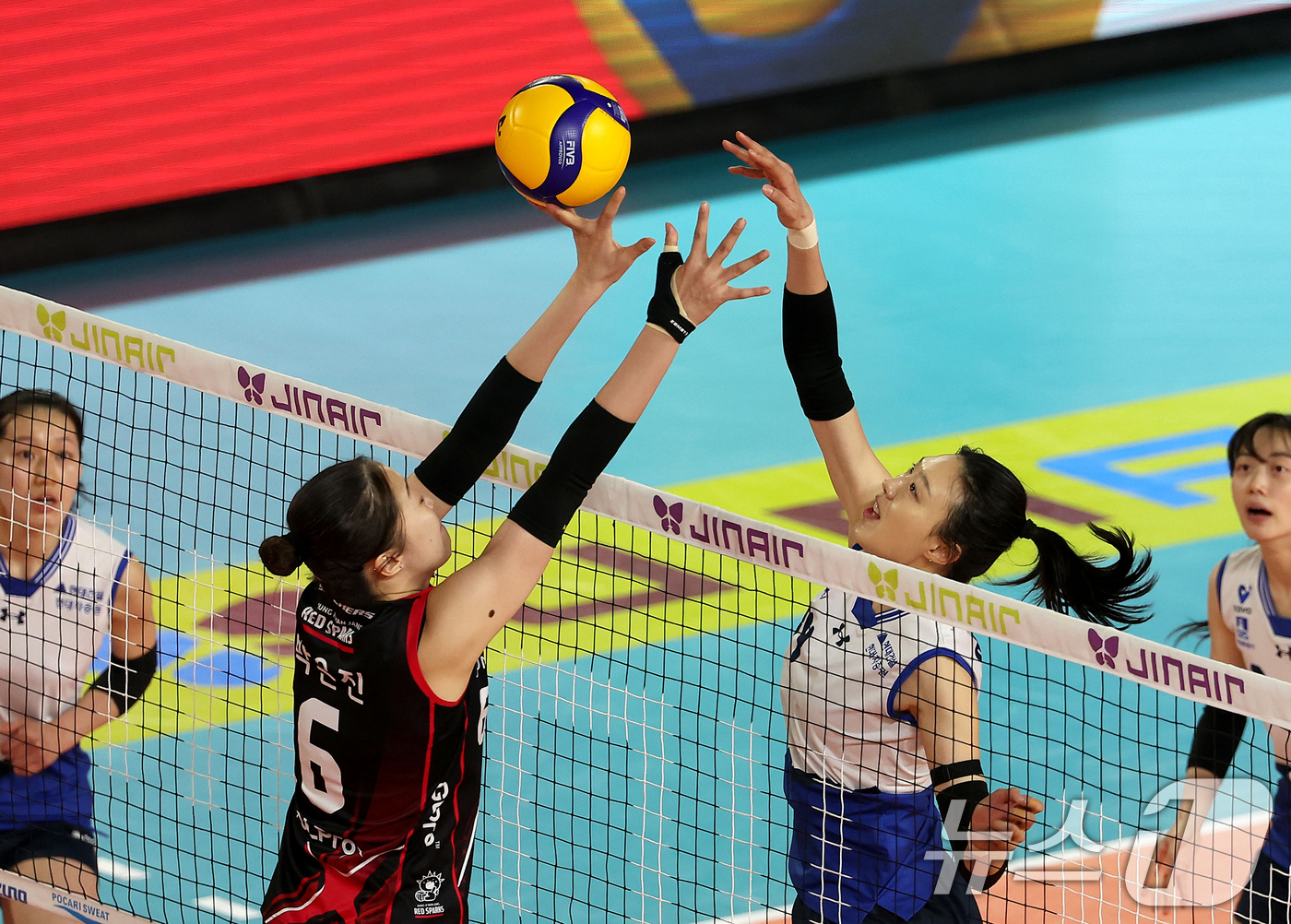 (서울=뉴스1) = 12일 대전 한밭종합운동장 충무체육관에서 열린 진에어 2025-26 여자배구 V리그 현대건설과 정관장의 경기에서 현대건설 양효진이 공격하고 있다. (현대건설배구 …