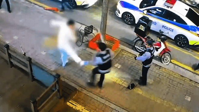 본문 이미지 - 경기 안산단원경찰서 소속 경찰관들이 테이저건과 삼단봉으로 A 씨를 제압하는 모습. (경기남부경찰청 제공. 재판매 및 DB 금지) 2026.3.12/뉴스1