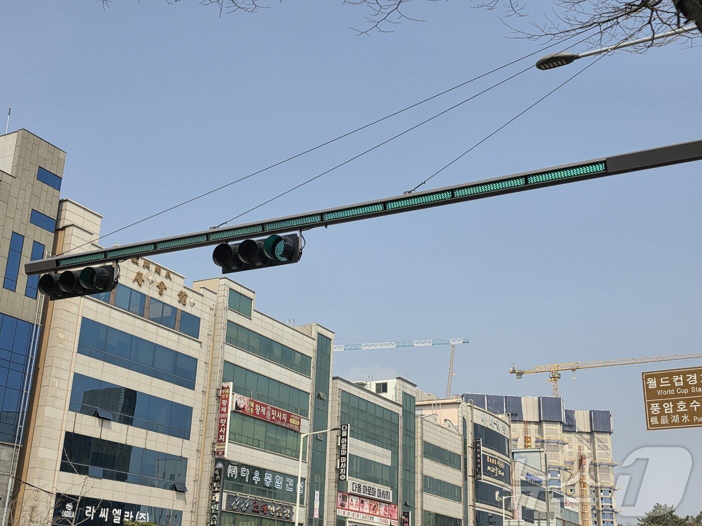 본문 이미지 - 13일 오후 1시쯤 광주 서구 풍암동 풍암IC 옆 단일로 차량신호등 보조장치가 작동하고 있다. 2026.3.13 ⓒ 뉴스1 조수민 수습기자