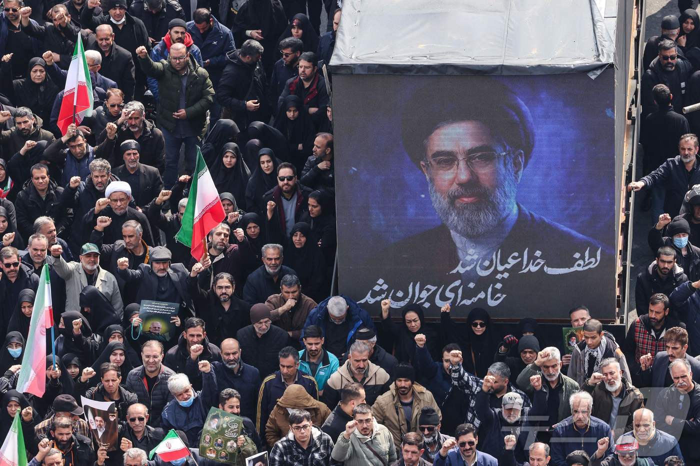 (테헤란 AFP=뉴스1) 류정민 특파원 = 지난 11일(현지시간) 이란 테헤란 엔겔라브 광장에서 열린 이란 혁명수비대(IRGC) 지휘관 등의 장례식에서 이란의 새 최고지도자 모즈타 …