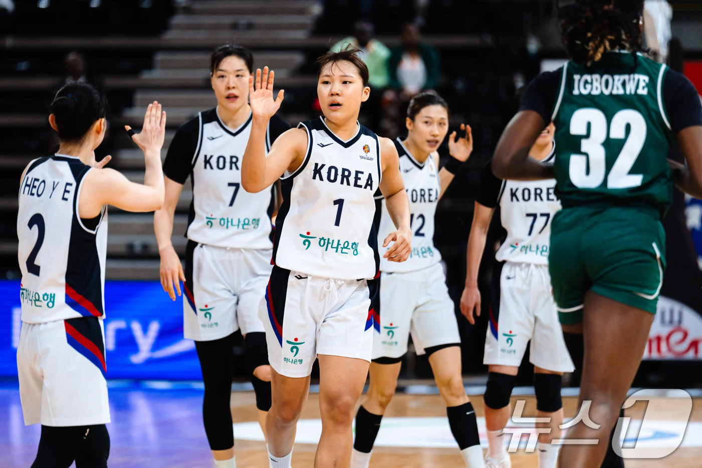 (서울=뉴스1) = 여자농구대표팀 박지현이 12일(한국시간) 프랑스 빌뢰르반의 아스트로발에서 열린 2026 FIBA 여자 농구 월드컵 최종예선 A조 2차전 나이지리아와의 경기에서 …