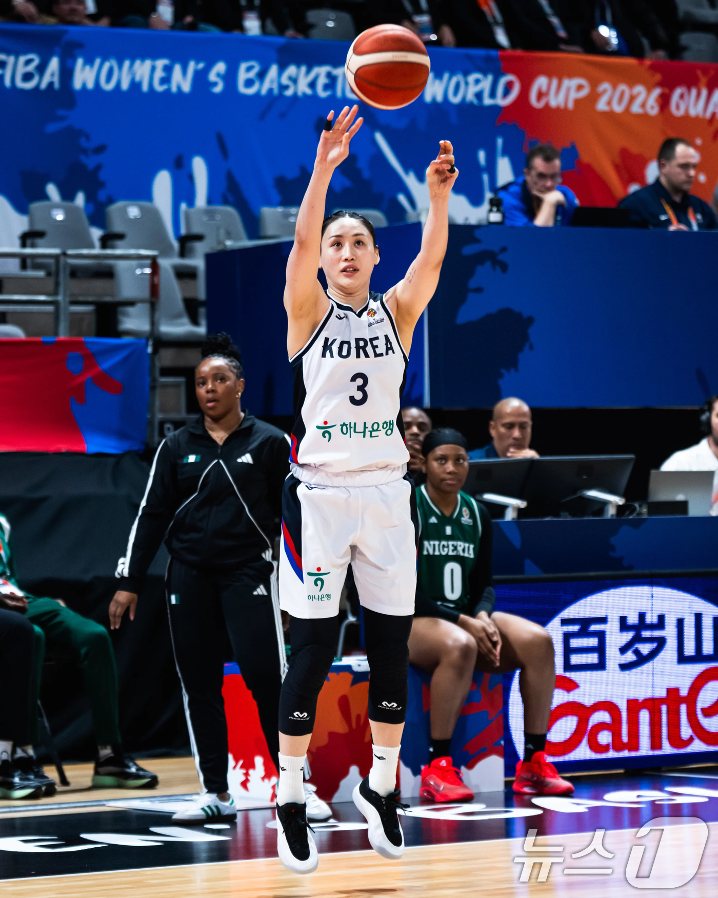 (서울=뉴스1) = 여자농구대표팀 강이슬이 12일(한국시간) 프랑스 빌뢰르반의 아스트로발에서 열린 2026 FIBA 여자 농구 월드컵 최종예선 A조 2차전 나이지리아와의 경기에서 …