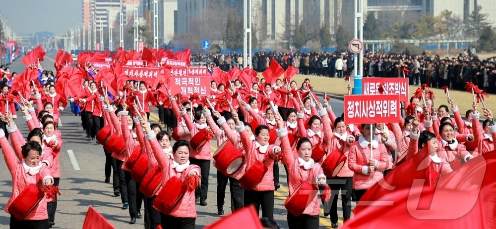 (평양 노동신문=뉴스1) = 북한 노동당 기관지 노동신문은 13일 "위대한 조국의 번영을 위한 성업에 이바지하는 여성 혁명가가 되자"며 여맹원들의 궐기대회 진행 소식을 보도했다.[ …