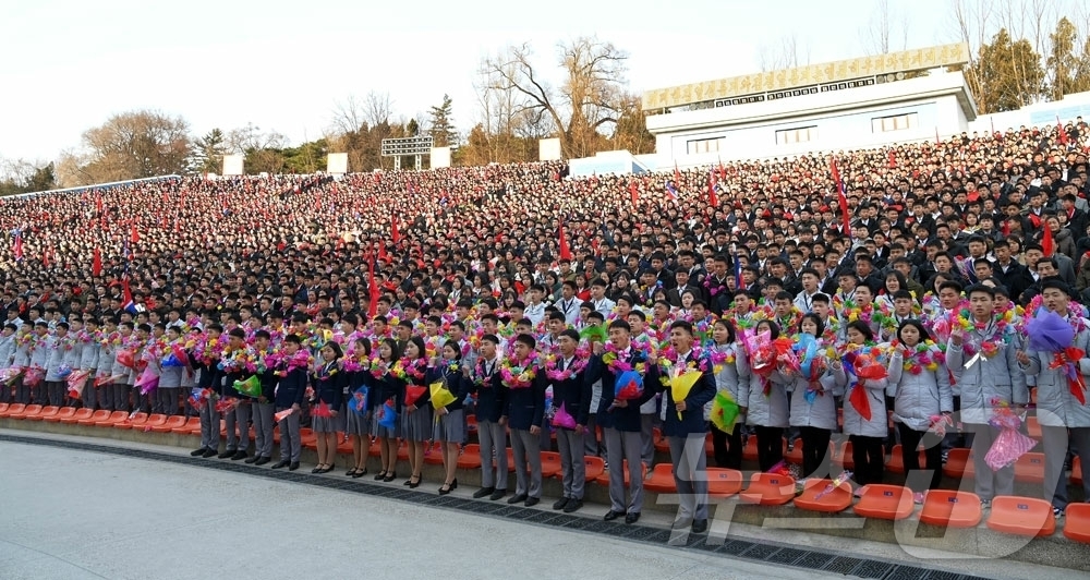 (평양 노동신문=뉴스1) = 북한 노동당 기관지 노동신문은 13일 평양시 안의 고급중학교 졸업반 학생들이 국경 초소들로 자원진출할 것을 궐기하고 있다고 보도했다. [국내에서만 사용 …